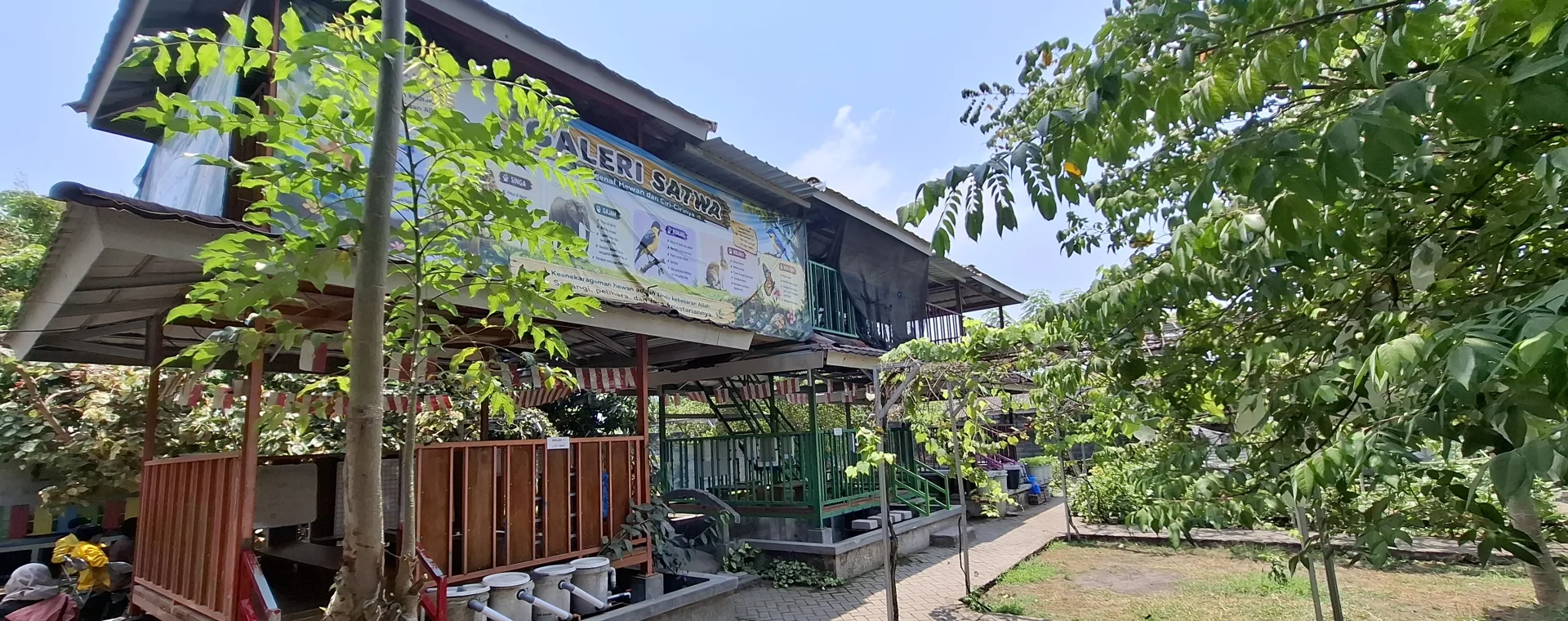 Bangunan lembaga An Nakhil di tengah lingkungan hijau