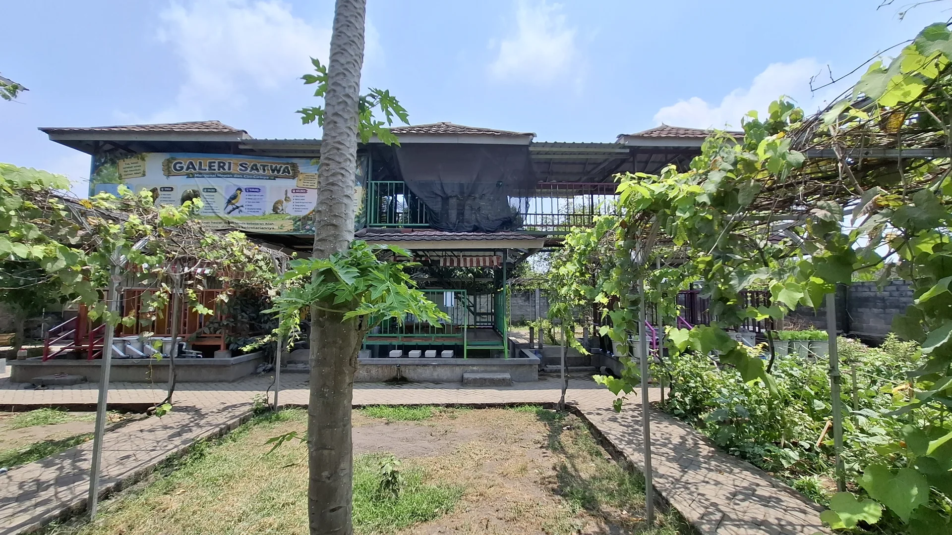 Lingkungan bangunan lembaga An Nakhil
